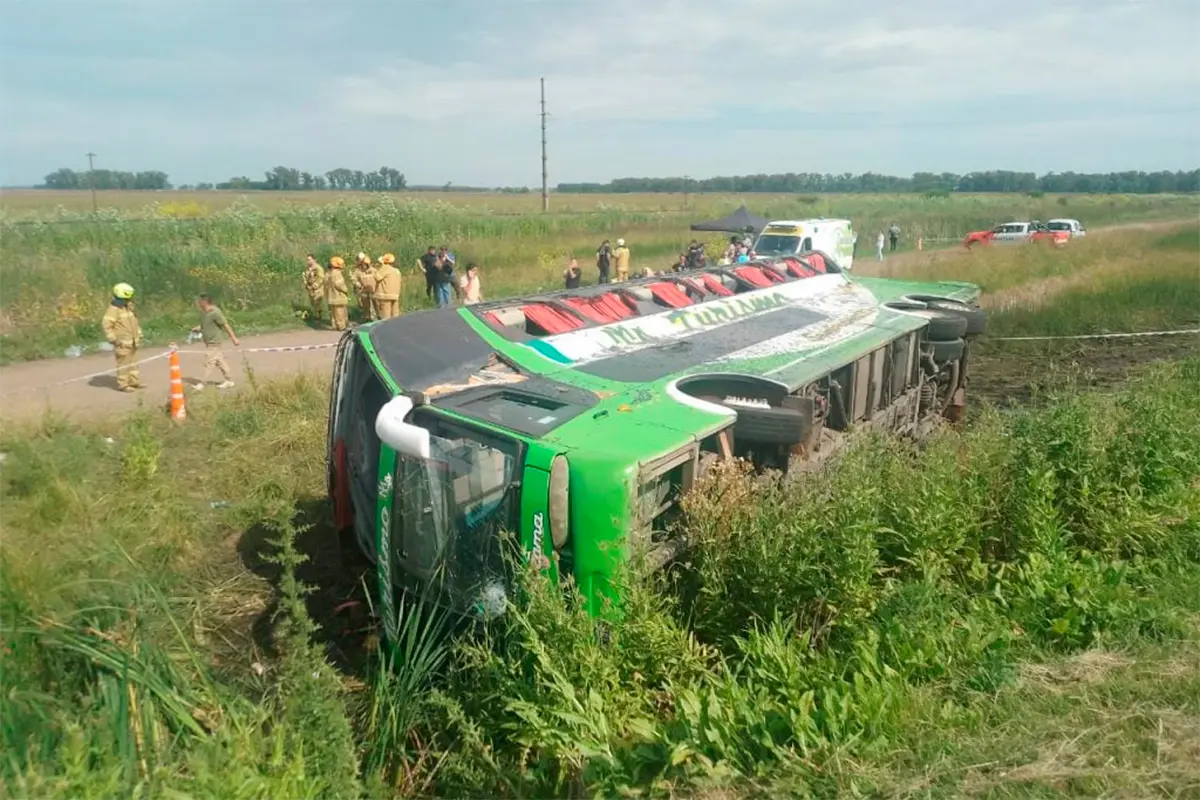 Tragedia en Ruta 2: dos muertos y varios heridos tras el vuelco de un micro en General Pirán