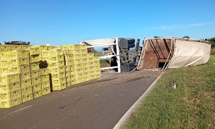 Volcó un camión cargado con pollos en la Ruta 18 y el tránsito estuvo reducido